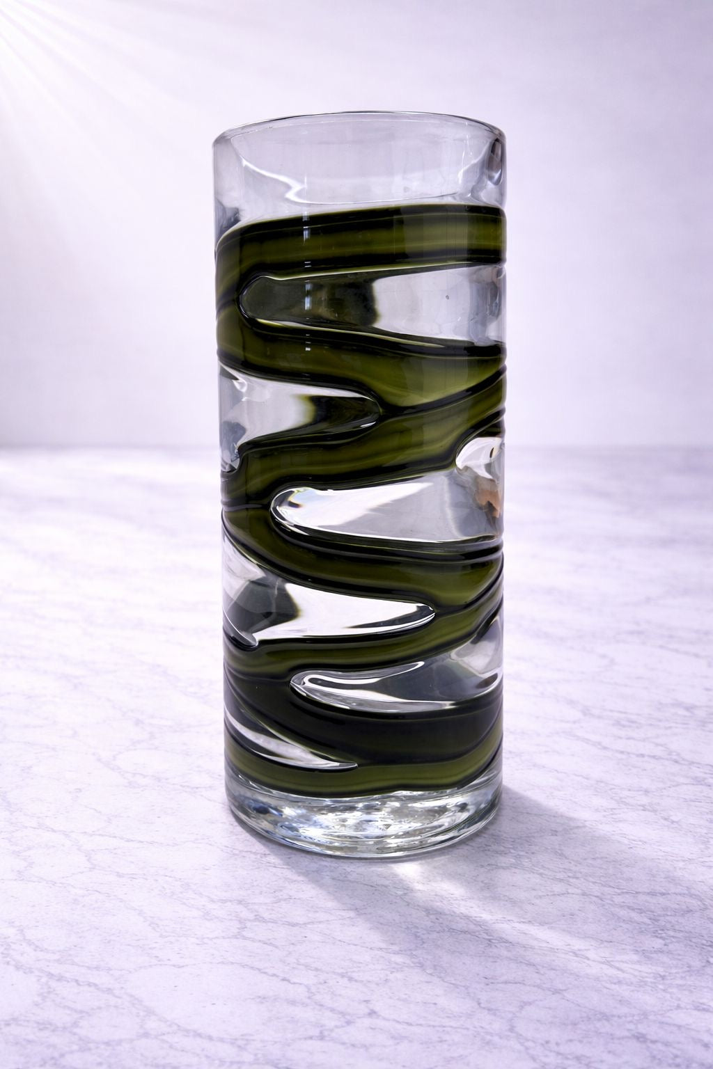 Vase 13” Cilíndrico de Vidrio con Diseño Ondulado Verde