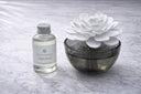 Difusor Aromático con Flor Decorativa y Base en Vidrio Ahumado