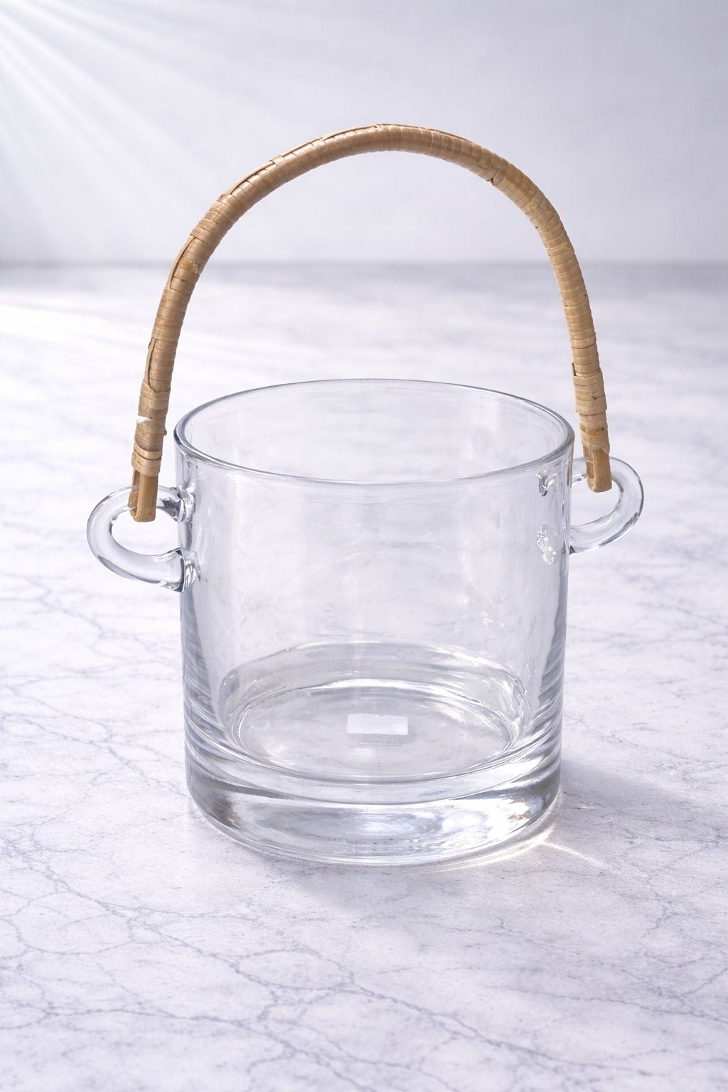 Hielera de Vidrio con Asa de Ratán Natural