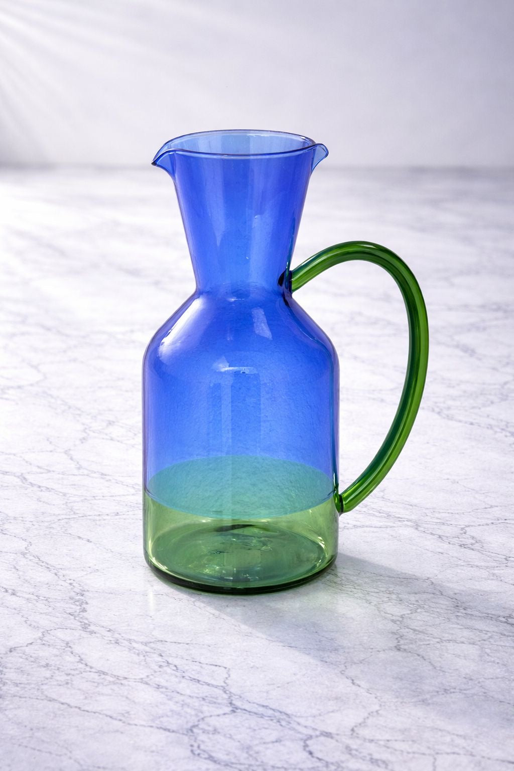 Jarra de Vidrio Bicolor con Asa y Vertedor