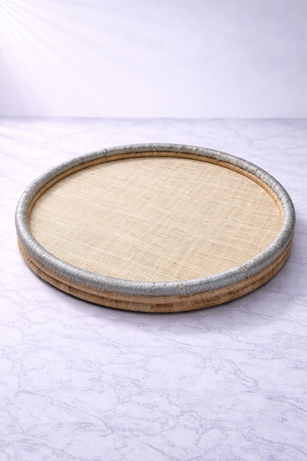 Bandeja Redonda Decorativa con Acabado Natural y Borde Texturizado