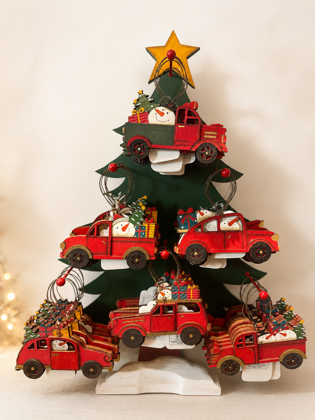 Árbol Decorativo con Camionetas Rojas y Muñecos de Nieve | Red Truck & Snowman Wooden Tree $2.50c/u