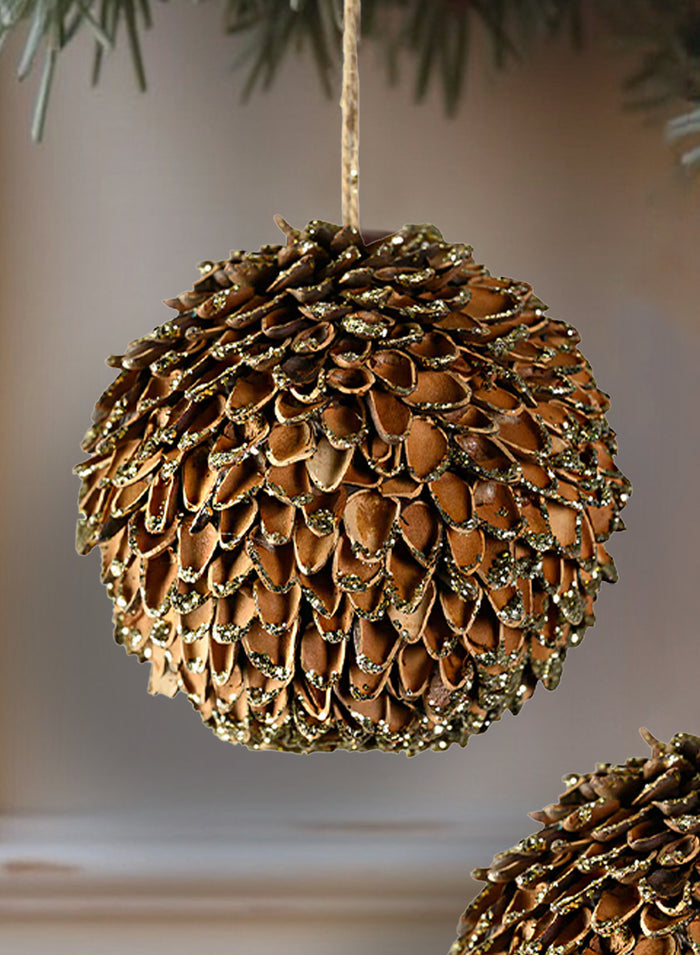 Esfera Natural de Piñas con Toque Dorado